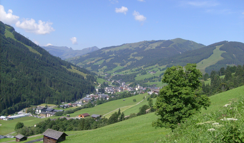 Летний вид на горнолыжном курорте Заальбах Хинтерглем, Австрия