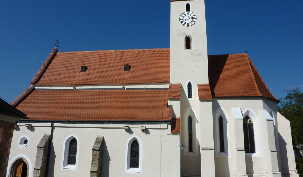Здание с часами в городе Лэнгенфельд, Австрия