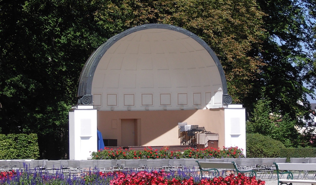 Сцена в парке на курорте Бад Халль, Австрия