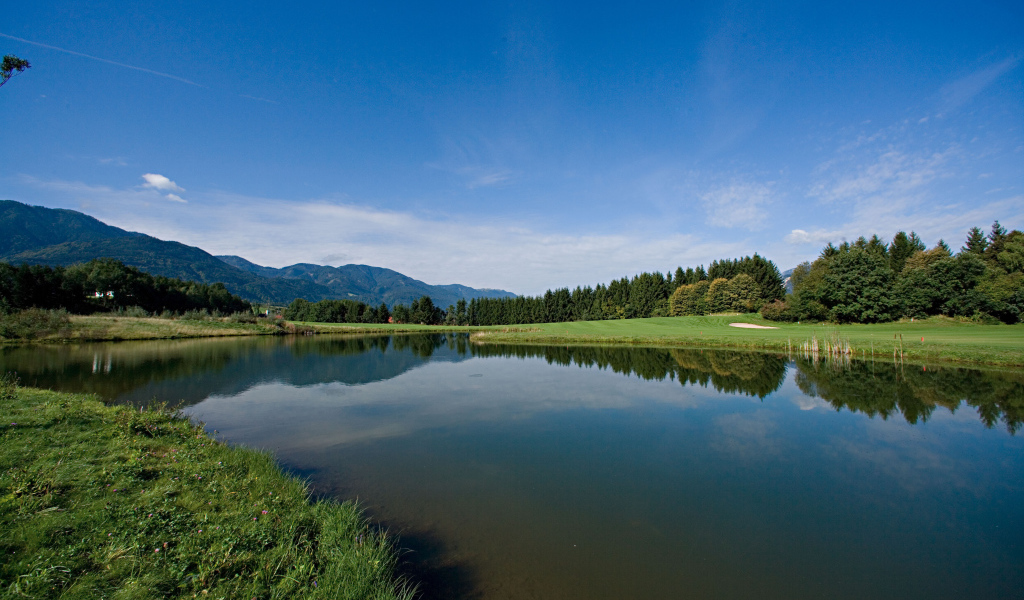 Водная гладь озера на курорте Фаакер-Зее, Австрия