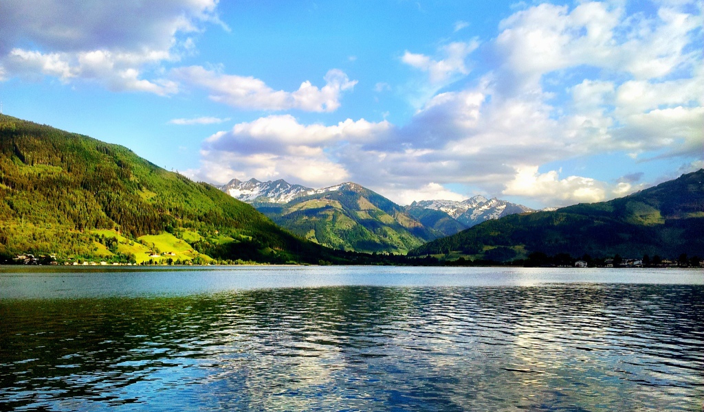 Водная гладь озера на курорте Цель-ам-Зее, Австрия
