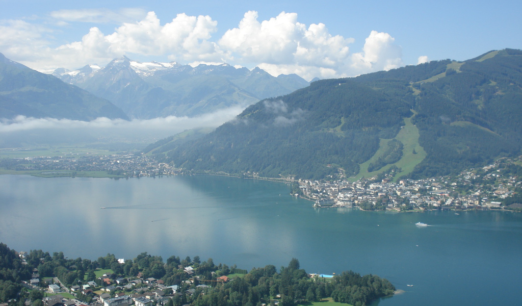 Город на побережье на курорте Цель-ам-Зее, Австрия