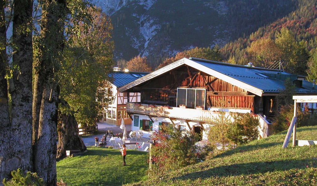 Дом среди деревьев на курорте Тельфс-Бюхен, Австрия