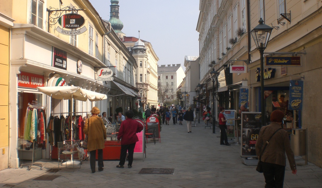 Прогулка по улице на курорте Баден, Австрия