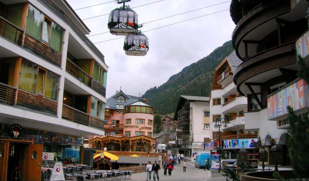 Прогулка по улице на горнолыжном курорте Ишгль, Австрия