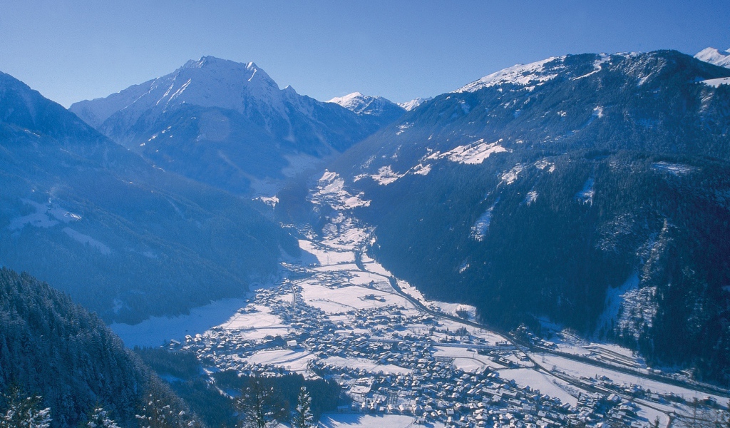 Зимняя панорама на горнолыжном курорте Майрхофен, Австрия