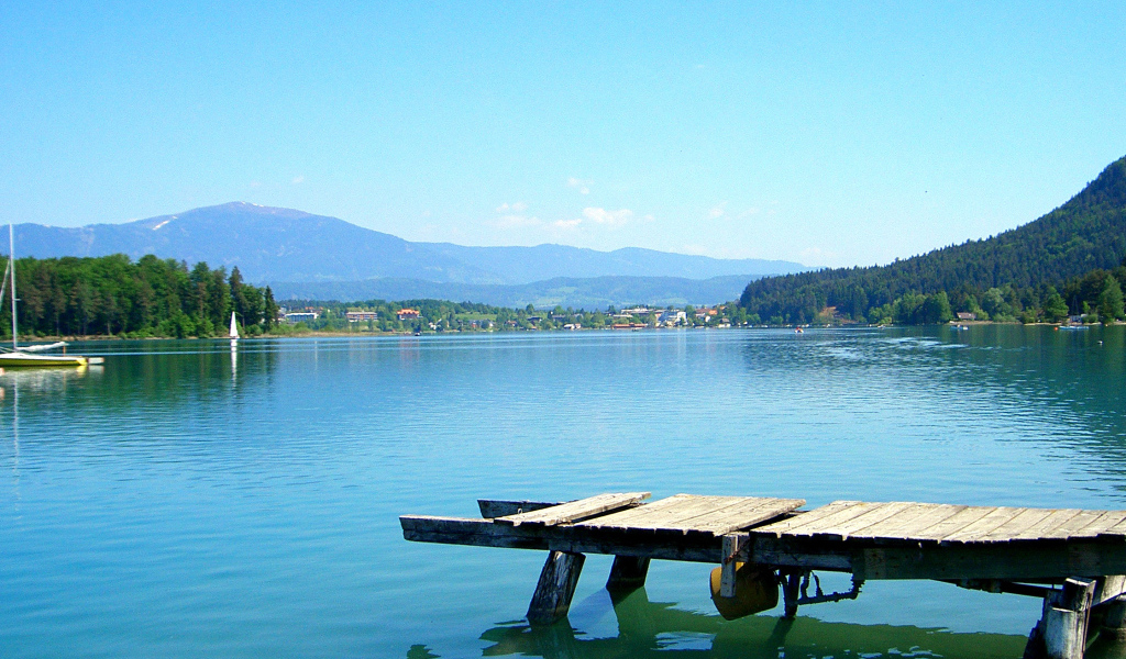 Деревянный причал на озере Клопайнер Зее, Австрия