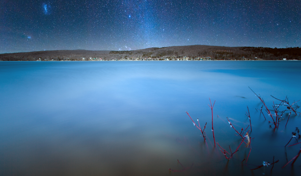 Млечный Путь над озером в Канаде