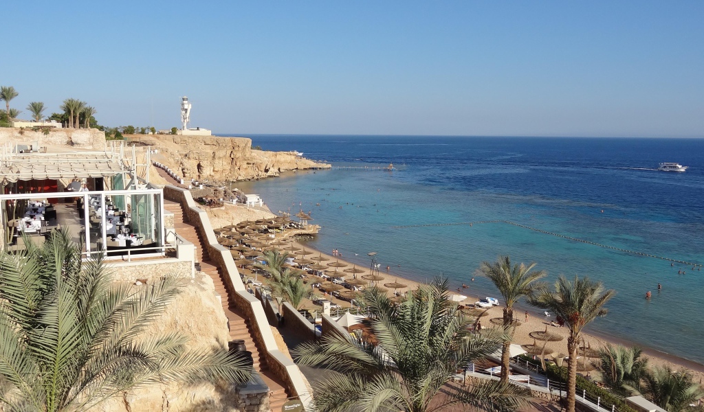Осенний отдых на пляже на курорте Шарм эль Шейх, Египет