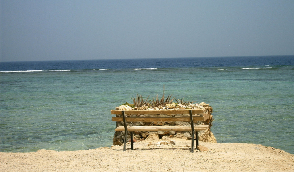 Лавка на пляже на курорте Эль Кусейр, Египет