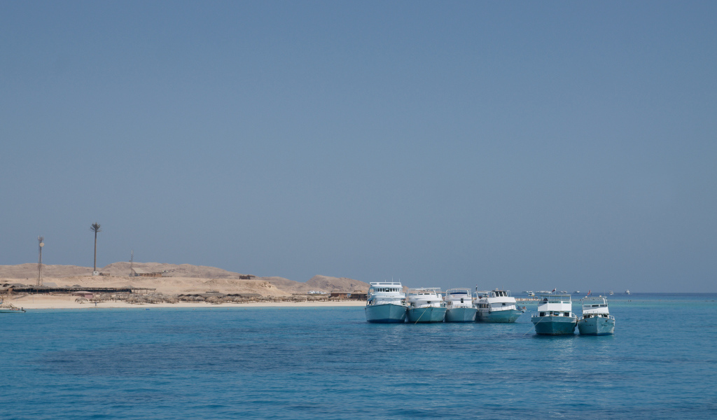 Лодки у побережья на курорте Хургада, Египет