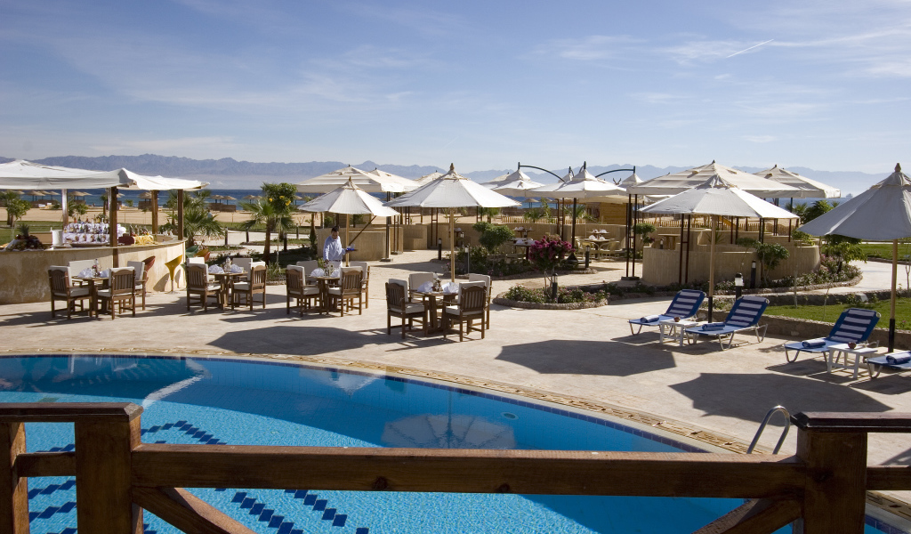 Кафе на пляже на курорте Таба, Египет