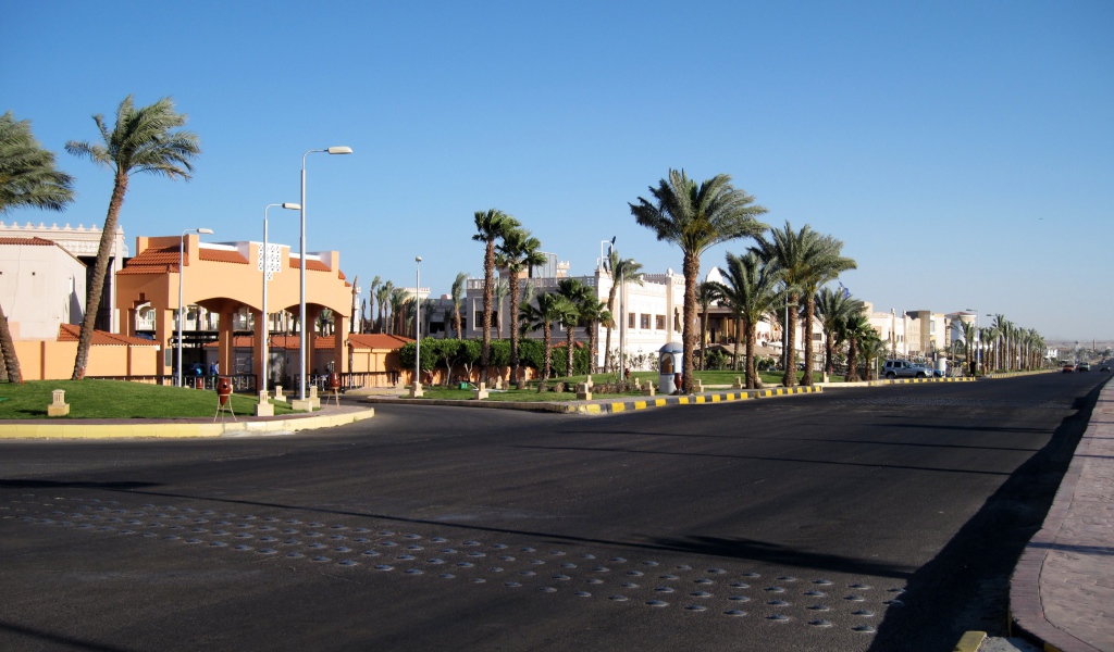 Прибрежная улица на курорте Хургада, Египет