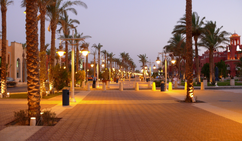 Вечерняя улица на курорте Хургада, Египет