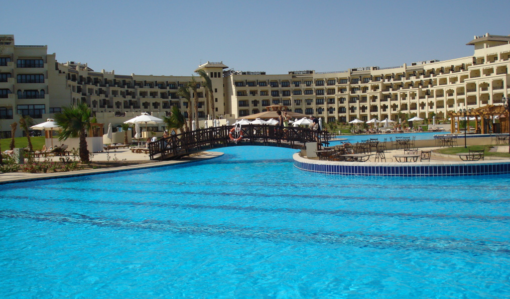 Бассейн в отеле на курорте Хургада, Египет
