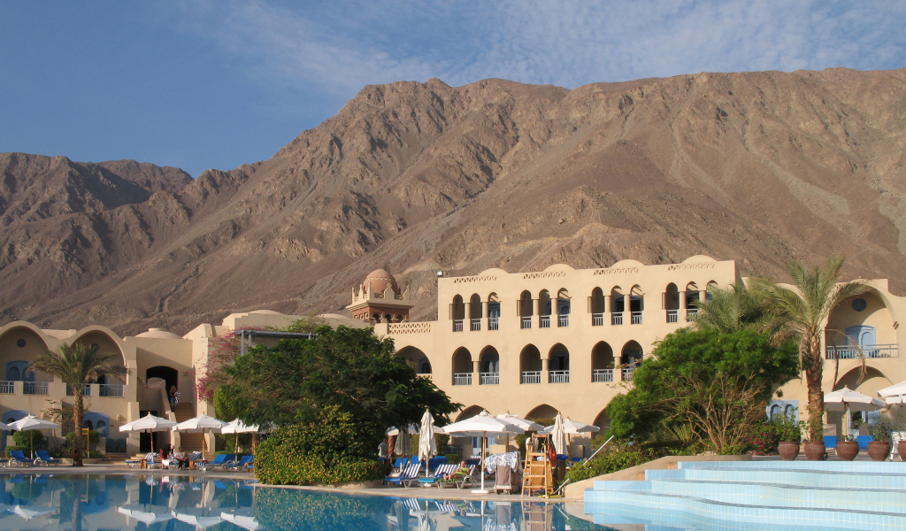 Бассейн в отеле на курорте Таба, Египет