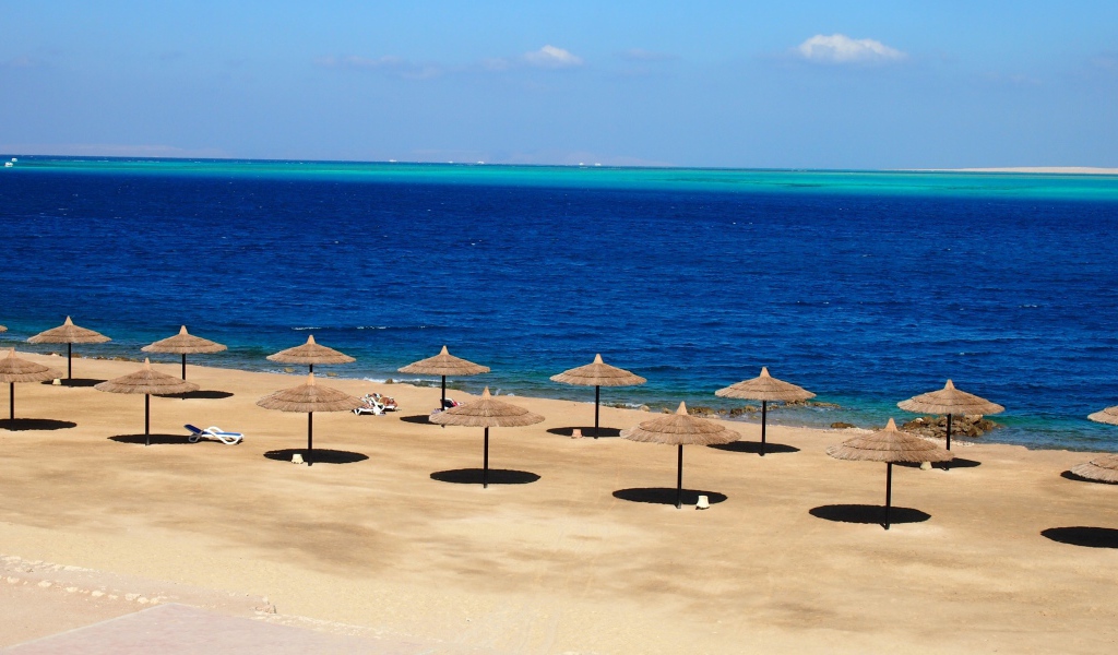 Пляжные зонтики на курорте Хургада, Египет