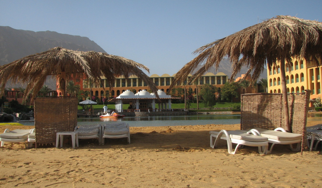 Отдых на пляже на курорте Таба, Египет