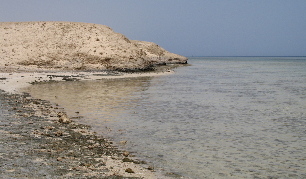 Скалистый берег на курорте Марса Алам, Египет