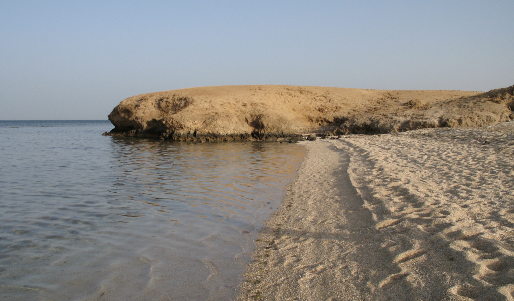 Песчаный берег на курорте Марса Алам, Египет