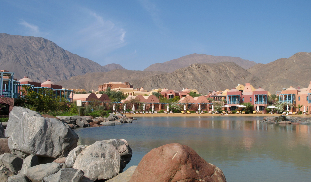 Камни у бассейна на курорте Таба, Египет