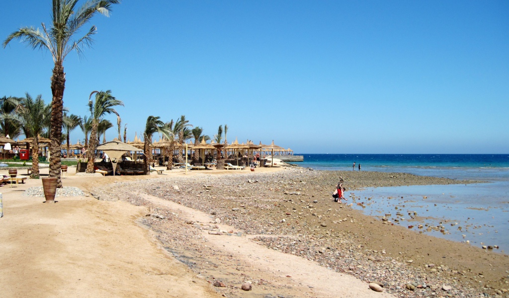 Летний отдых на пляже на курорте Хургада, Египет
