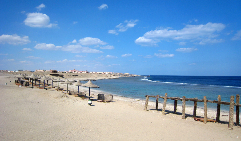 Летний отдых на пляже на курорте Марса Алам, Египет