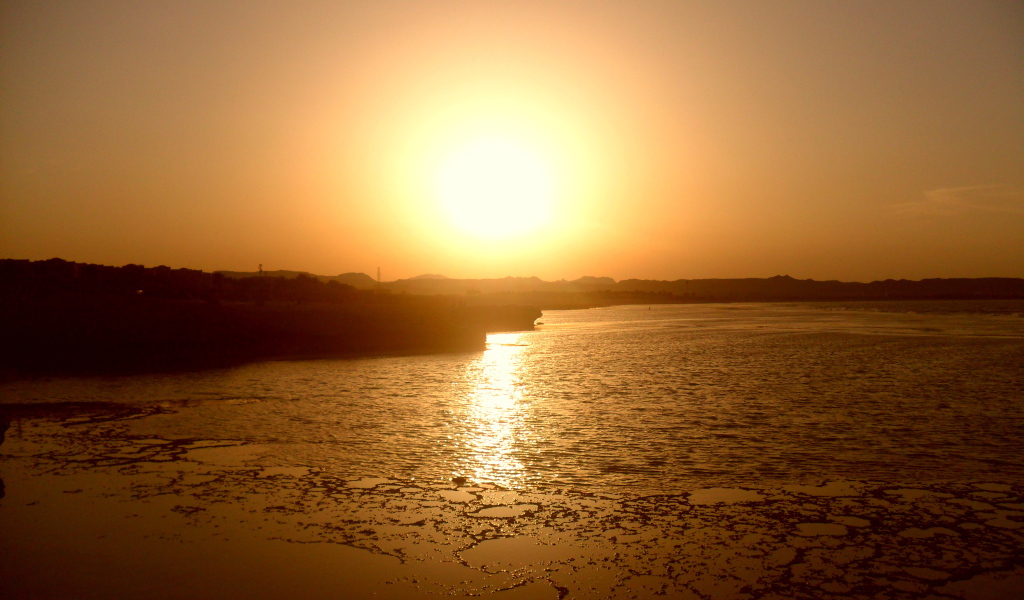 Закат на пляже на курорте Эль Кусейр, Египет