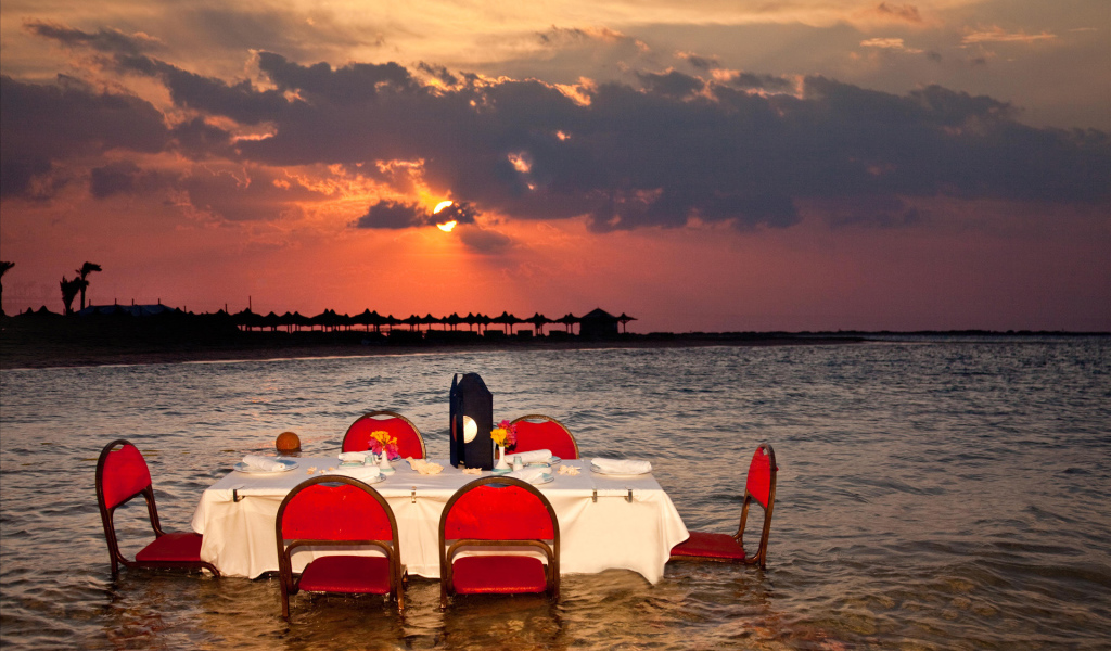 Закат на побережье на курорте Хургада, Египет