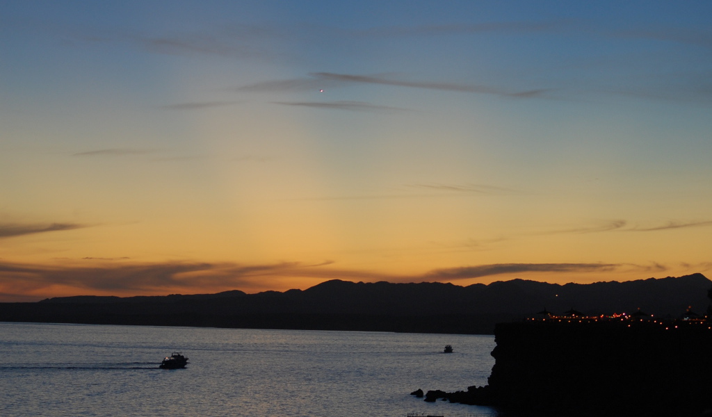 Закат над пляжем на курорте Шарм эль Шейх, Египет