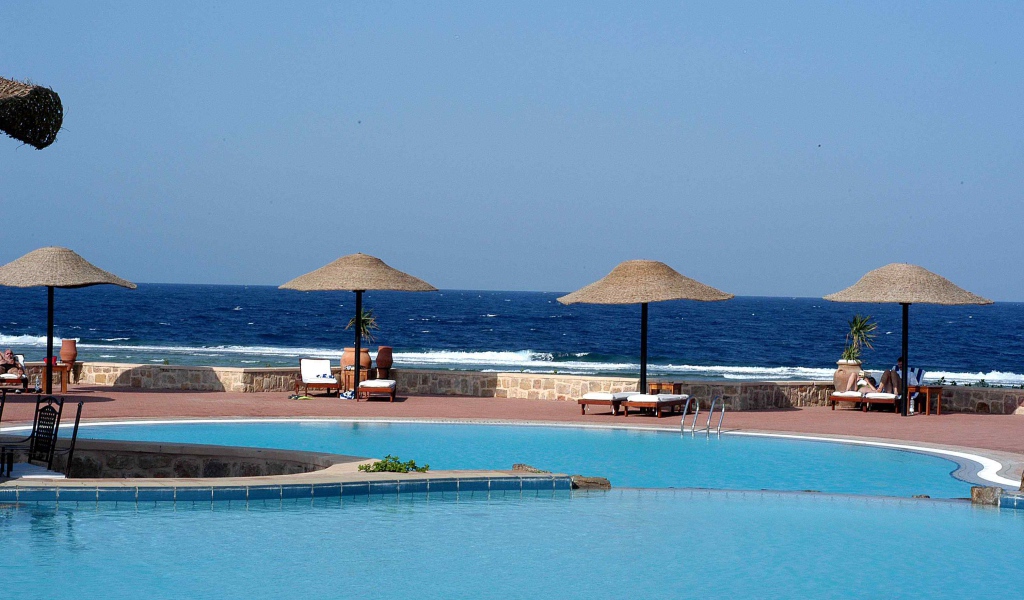 Бассейн в отеле на курорте Эль Кусейр, Египет