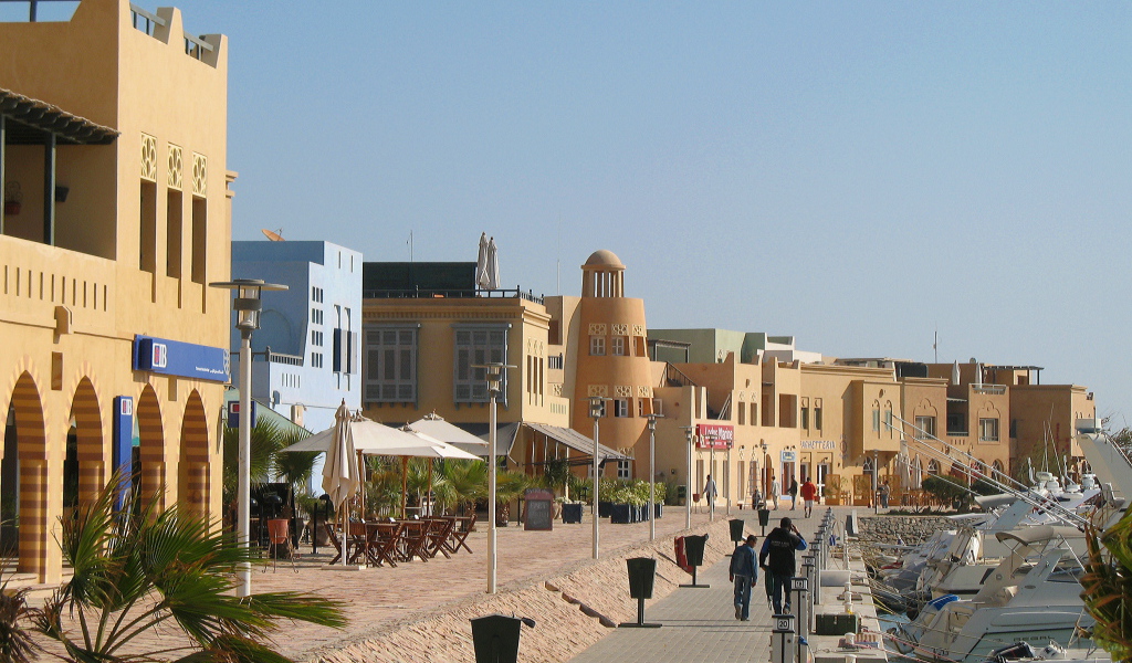 Прогулка по набережной на курорте Хургада, Египет