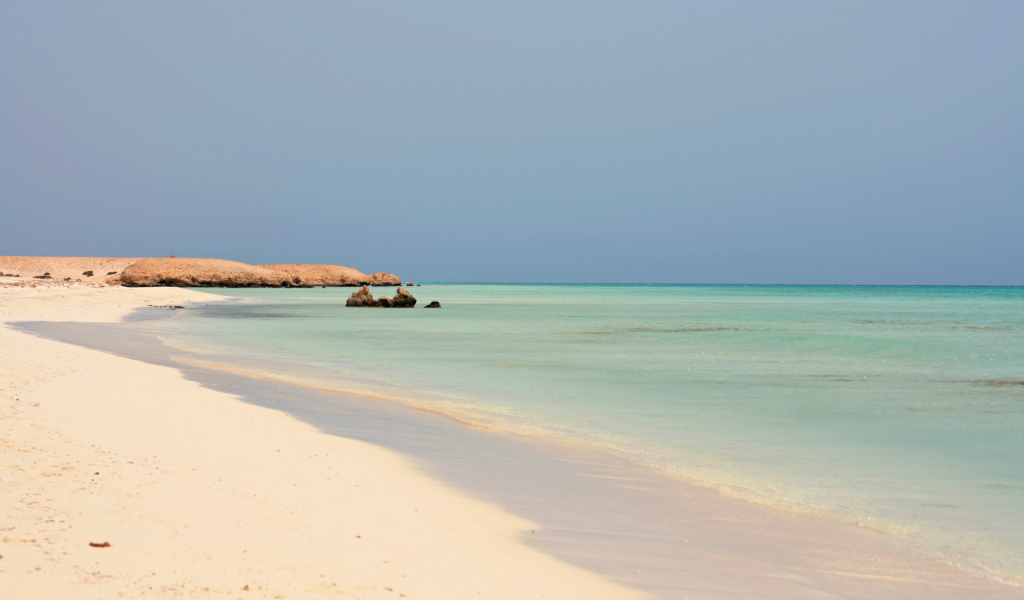 Белый песок на пляже на курорте Марса Алам, Египет