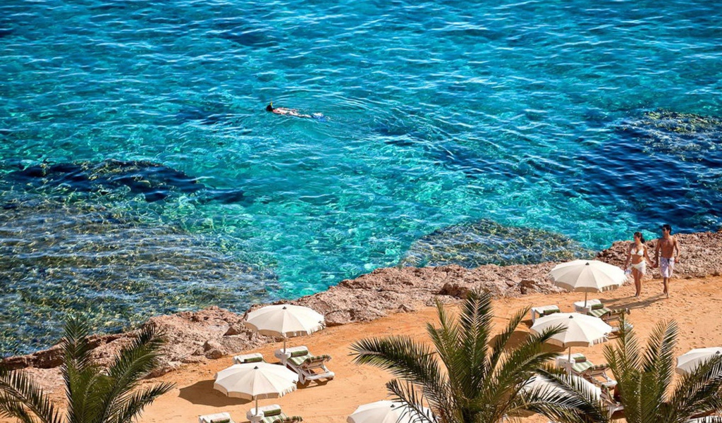 Зимний отдых на пляже на курорте Хургада, Египет