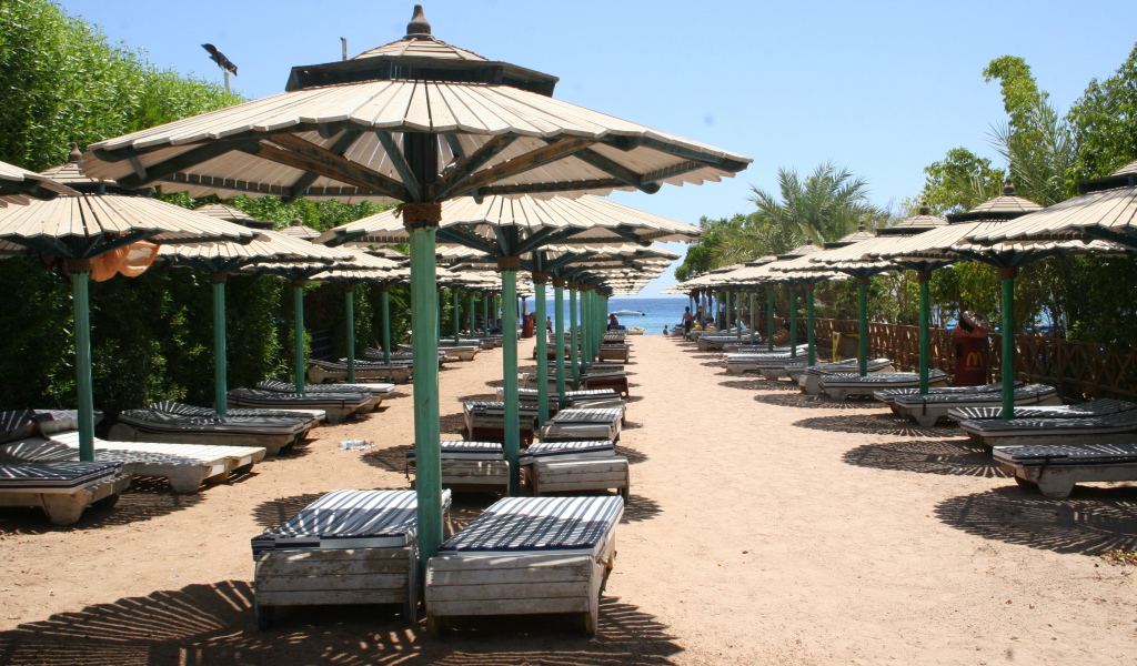 Зимний отдых на пляже на курорте Шарм эль Шейх, Египет