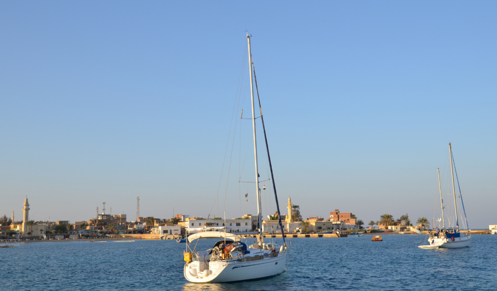 Яхта в заливе на курорте Эль Кусейр, Египет