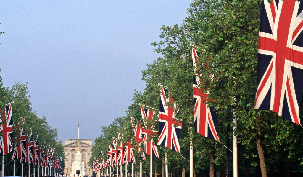 Аллея с Британскими флагами
