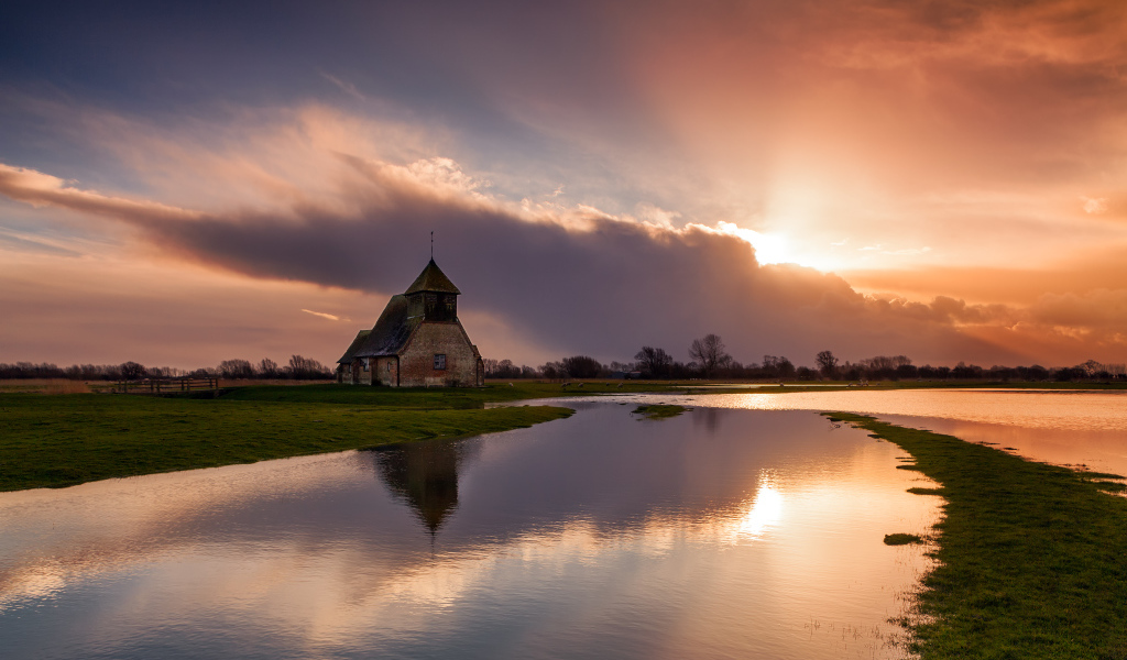 Церковь на фоне заката в Англии