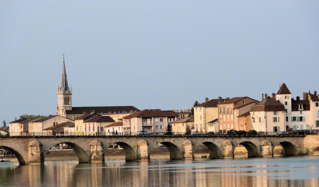 Старинный мост в городе Лион, Франция