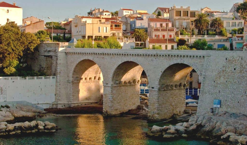 Старинный мост в городе Марсель, Франция