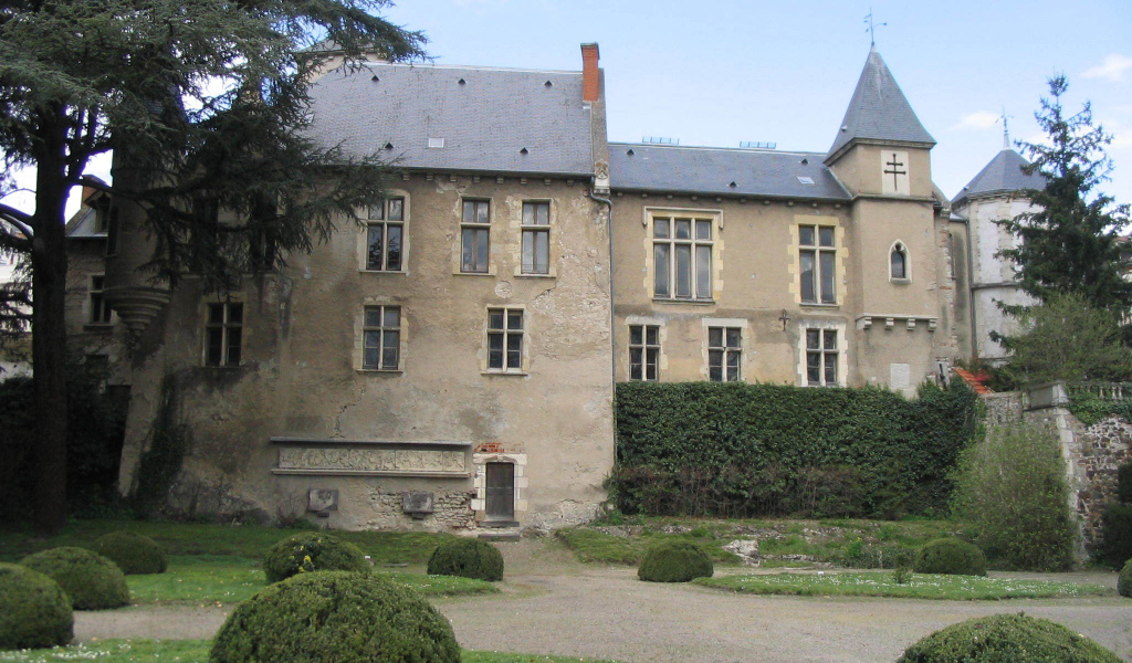 Старинный замок в городе Виши, Франция