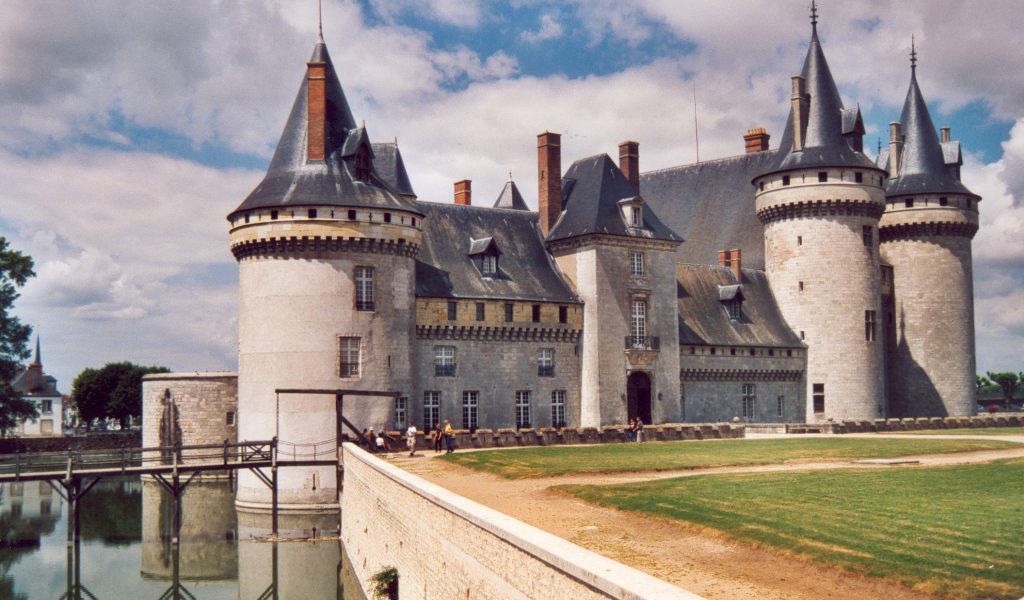 Площадка перед замком в Луаре, Франция