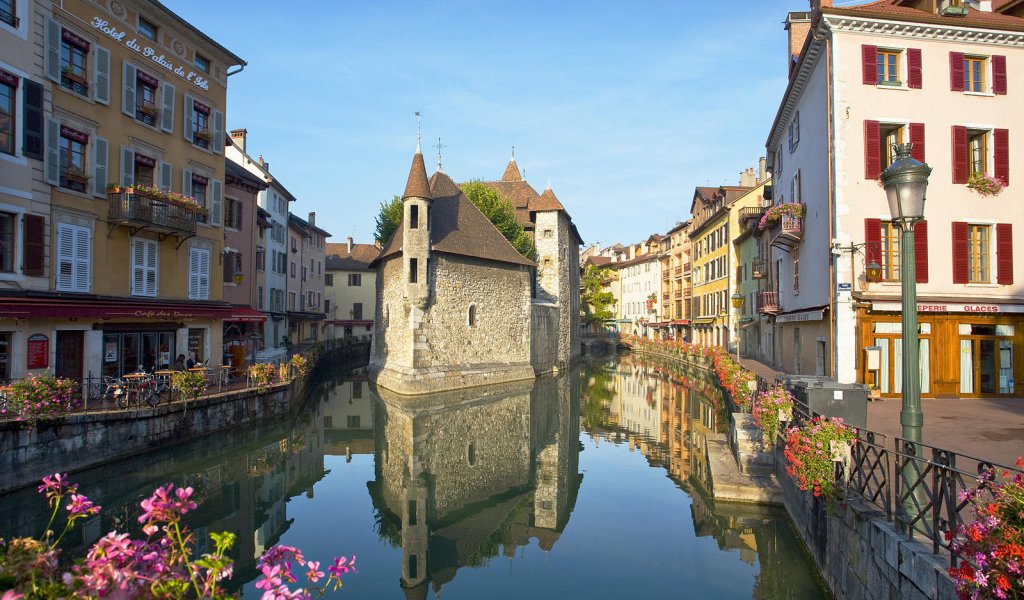 Цветущая набережная в городе Аннеси, Франция