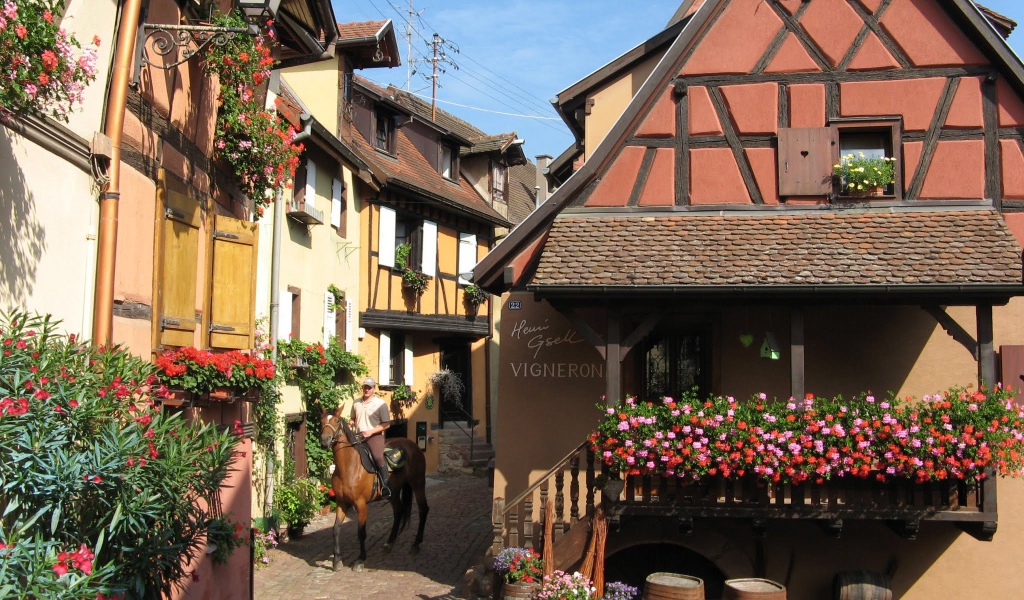 Цветущая улица в Эльзасе, Франция