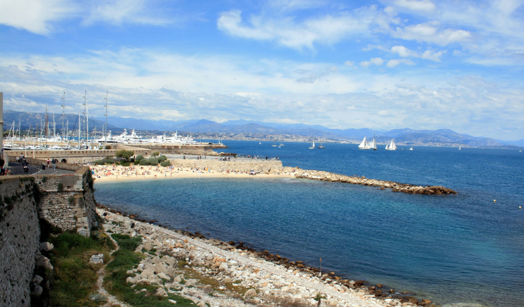 Голубая лагуна на курорте Антибы, Франция