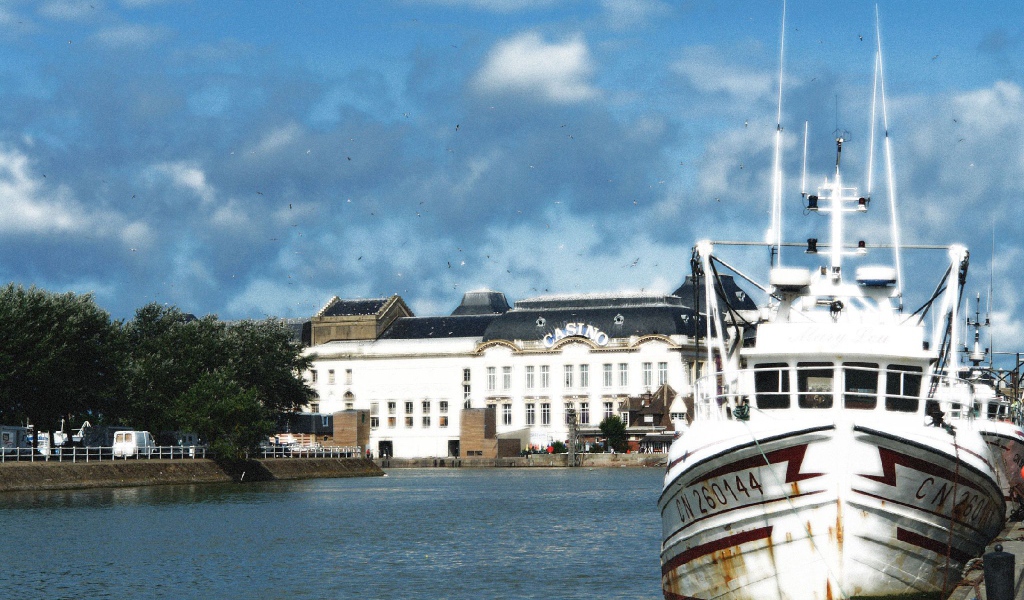 Лодка в порту на курорте Мирамар Круести, Франция