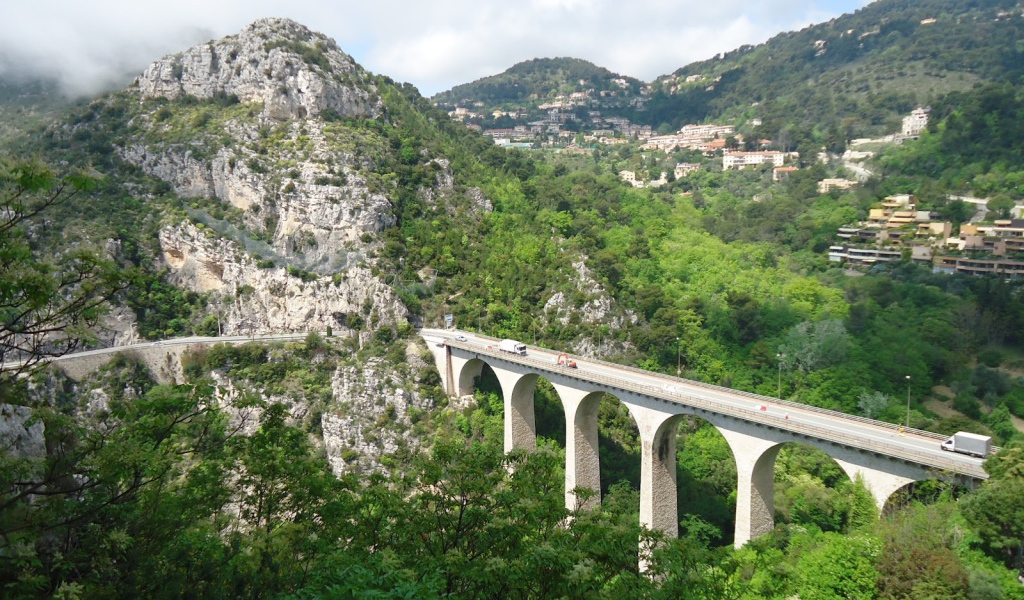 Мост на курорте Эз, Франция