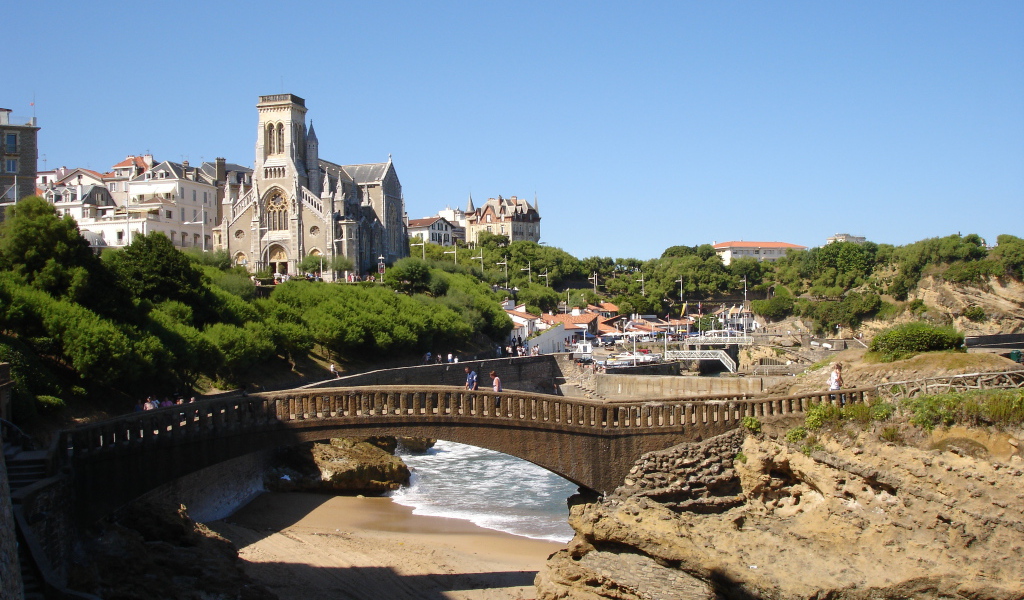 Мост на набережной на курорте Биарриц, Франция