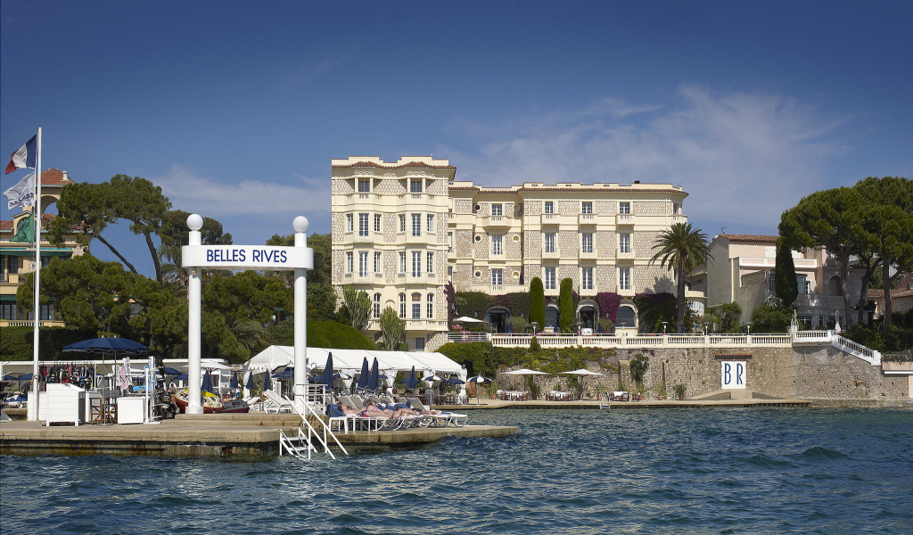 Кафе на набережной на курорте Антибы, Франция