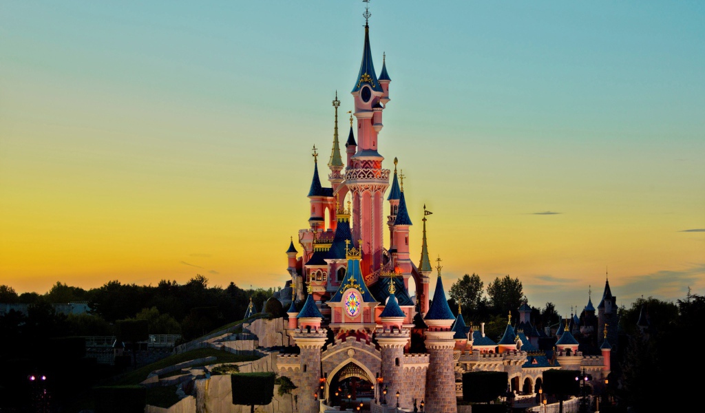 Замок на фоне заката в Диснейленде, Франция